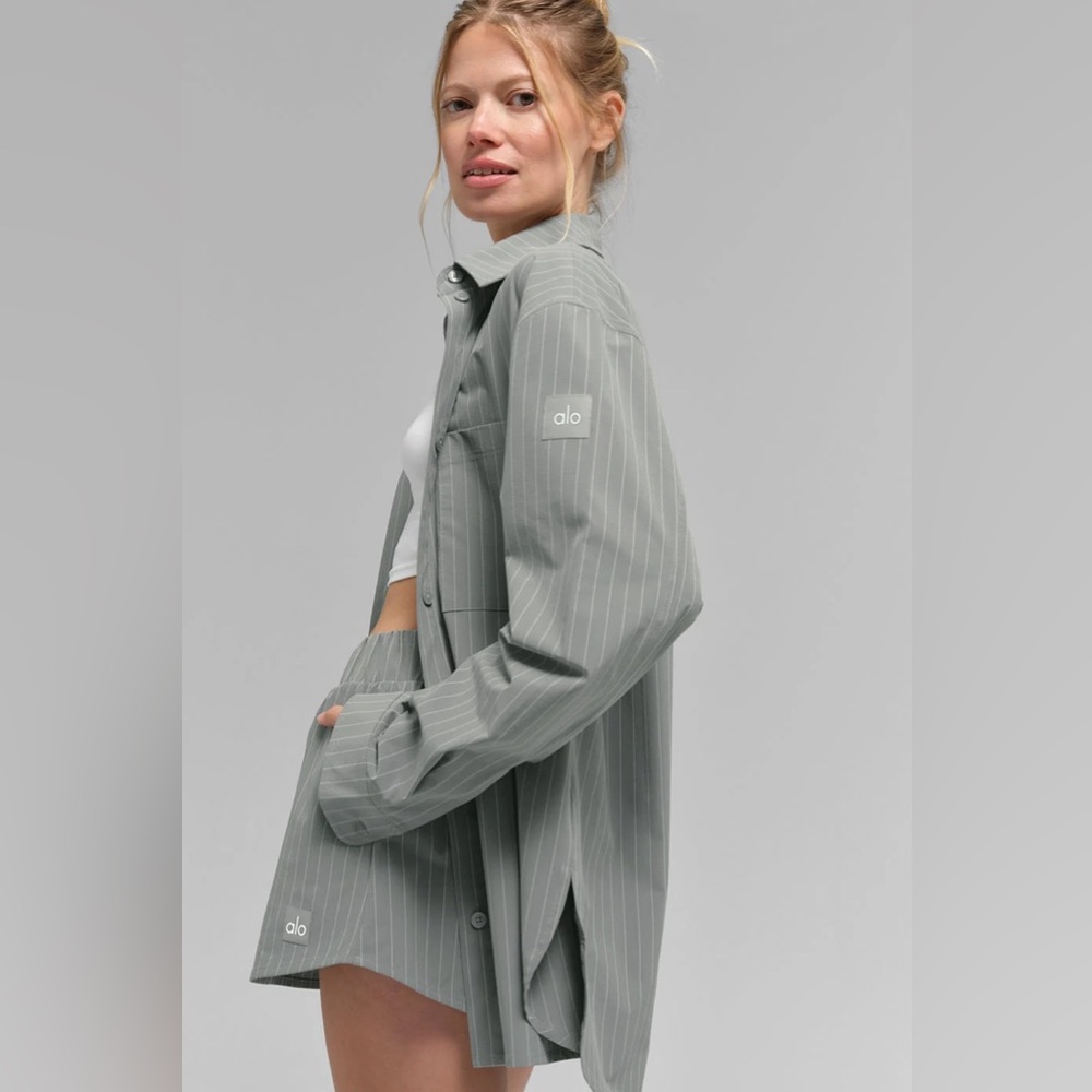 Alo Yoga Pinstripe Daylight Button Down Long Sleeve Lunar Grey/White XS - Picture 4 of 9